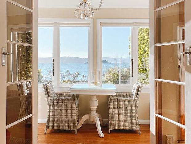 Photo 4 for Wellington Eastbourne Beachfront Cottage