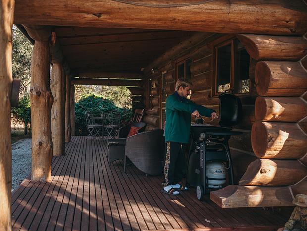 Photo 18 for Autumn getaway in a cosy Log Cabin