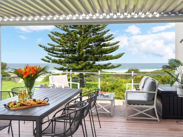 Jones Waterfront Beach Escape direct beach access House for