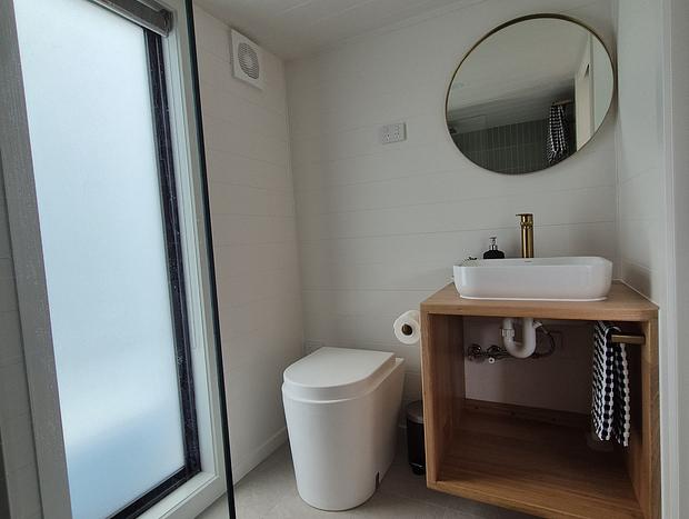 Photo 10 for French Island 3921 - Tiny House 2
