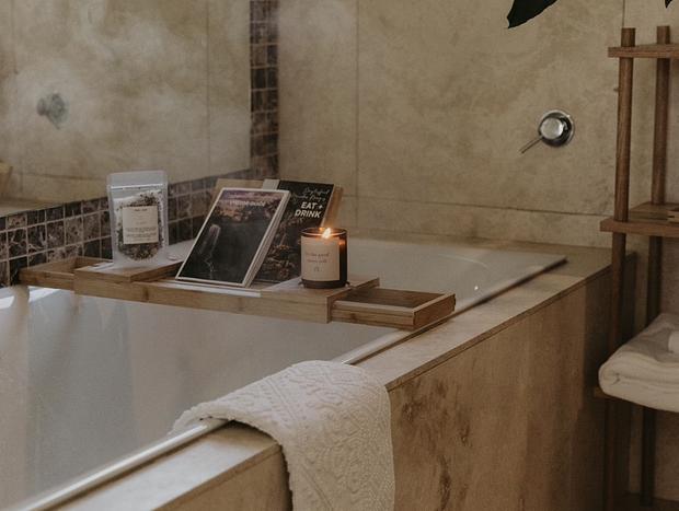 Photo 11 for Stylish & Relaxing - Bathtub, Vinyls, Fireplace