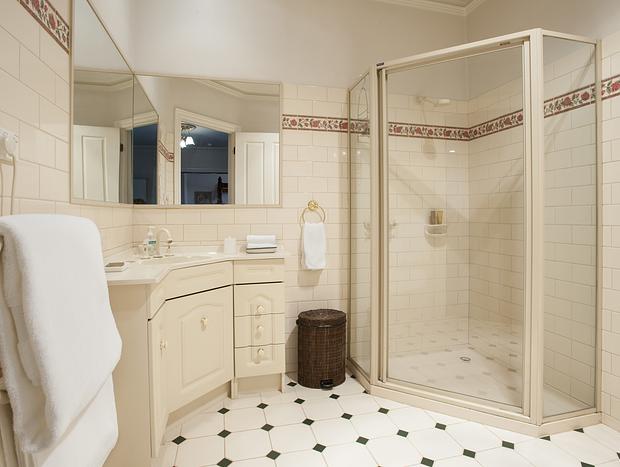 Photo 7 for Keepers Cottage - Luxury Spa & 4 Poster Bed