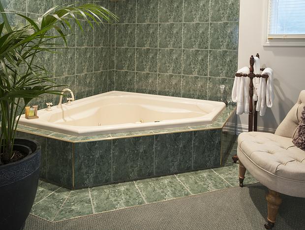 Photo 6 for Keepers Cottage - Luxury Spa & 4 Poster Bed