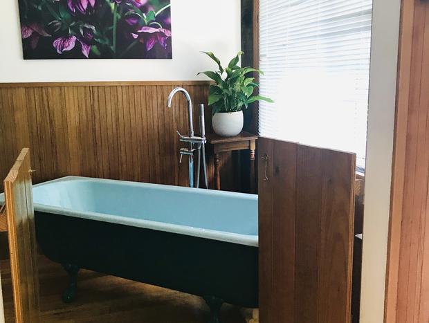 Photo 9 for River Cottage with clawfoot bath