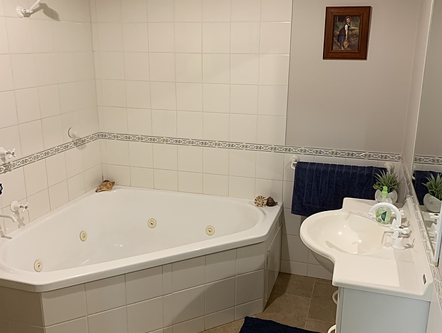 Photo 7 for Shady Brook Deluxe Spa Alpine Cottage in Gardens