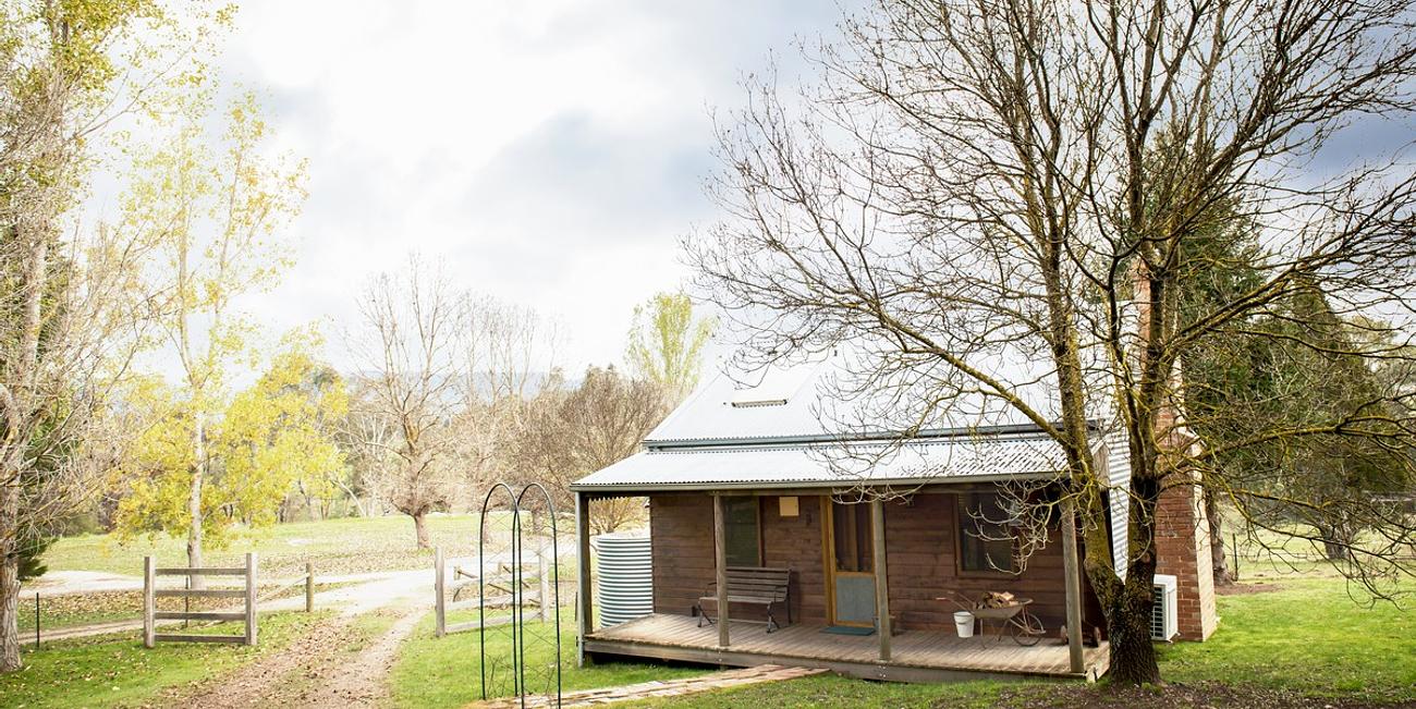 Miners Cottage Cottage for Rent in Wooragee, High Country, VIC, AU
