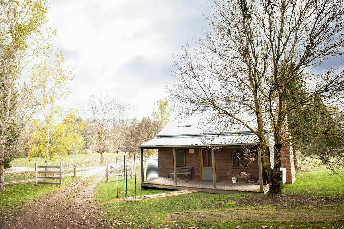 Miners Cottage Cottage for Rent in Wooragee, High Country, VIC, AU