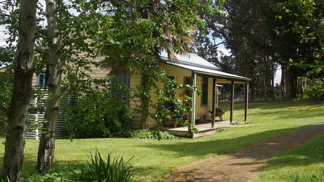 Captains Cottage Cottage for Rent in Wooragee, High Country, VIC, AU
